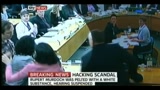 20/07/2011 - Audizione Murdoch, un uomo tenta aggressione