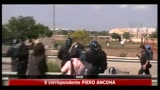 01/08/2011 - Bari, violenti scontri tra forze dell' ordine e migranti
