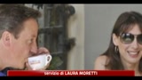 Ordina il caffè e non lo riconoscono, Cameron fa il cameriere