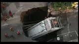 10/08/2011 - Napoli, camion rifiuti in una voragine, un morto e due feriti