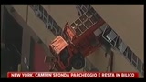 18/08/2011 - New York, camion sfonda parcheggio e resta in bilico