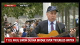11/09/2011 - 11/9, Paul Simon suona "The sound of silence"