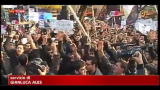 Iran, a fuoco bandiere e documenti ambasciata GB