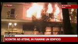 Scontri ad Atene, in fiamme un edificio