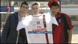 24/02/2012 - Pato dà un passaggio a 3 tifosi a Milanello