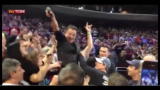 Bruce Springsteen beve birra con il pubblico