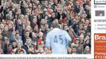 09/04/2012 - I tifosi dell'Arsenal mostrano il rosso a Balotelli