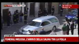 Funerali Melissa, l'arrivo della salma tra la folla