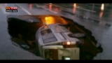 Effetto Notte- Cina, voragine in strada inghiotte bus