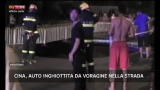 Effetto Notte: Cina, auto inghiottita da voragine in strada