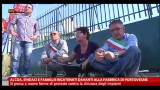 Alcoa, sindaci e famiglie incatenati di fronte a fabbrica