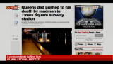 04/12/2012 - New York, nessuno lo aiuta una metro lo schiaccia