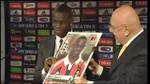 Balotelli, la consegna della maxi figurina Panini