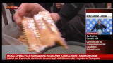 07/02/2013 - Mogli operai Pomigliano regalano "chiacchiere" a Marchionne