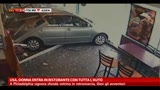 USA, donna entra in un ristorante con tutta l'auto