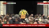 02/04/2013 - Funerali Jannacci, l'uscita della bara da Sant'Ambrogio