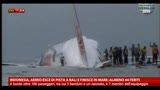 13/04/2013 - Bali, aereo esce di pista e finisce in mare: 44 feriti