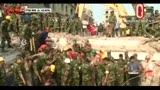 10/05/2013 - Crollo palazzo Bangladesh, estratta viva una donna