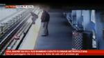 16/05/2013 - USA, madre salva suo bambino caduto su binari metropolitana