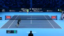 ATP Finals: Alcaraz, passante con caduta pazzesco!