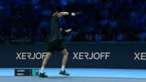 ATP Finals: Rublev, quante racchettate sulle ginocchia!