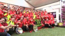 Ferrari, i festeggiamenti continuano: foto di rito del team
