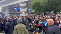 Inter, i tifosi attendono l'uscita dei bus scoperti