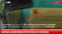 Australia, camion riversa detriti metallici su autostrada 