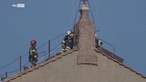 Conclave, installazione comignolo per fumata in Vaticano