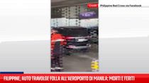 Auto si schianta all'ingresso dell'aeroporto di Manila