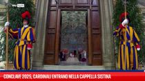 Conclave 2025, cardinali entrano nella Cappella Sistina