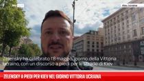Zelensky a piedi per Kiev nel Giorno Vittoria Ucraina