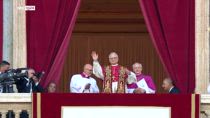 Elezione del nuovo papa, Leone XIV appare sul balcone