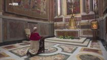 Papa Leone XIV in preghiera dopo l'elezione
