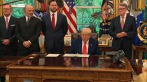 Guerra dei dazi, Trump annuncia intesa commerciale con Uk