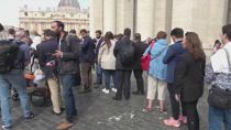 Papa Leone XIV, folla per la prima copia Osservatore Romano