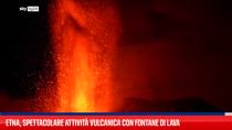 Etna, spettacolare attività vulcanica con fontane di lava