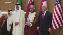 Trump e leader Golfo posano per foto di famiglia