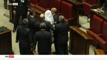 Magi vestito da fantasma, Fontana lo espelle da Aula