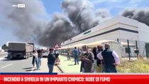  Incendio a Siviglia in un impianto chimico: nube di fumo