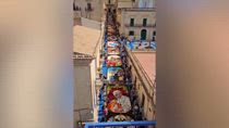 Infiorata di Noto 2025, spettacolo floreale in Via Nicolaci