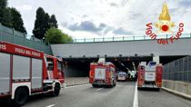 Incidente bus con bambini contro camion, morta la maestra