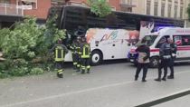 Torino, Bus scolastico contro albero: 5 feriti