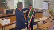 Merano, la neosindaca si toglie la fascia tricolore