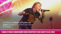VIDEO Guns N' Roses, video con cadute di Axl Rose