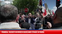 Francia, tassisti in rivolta bloccano strade di Parigi