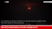 Kiev sotto attacco russo, otto feriti e incendi in città