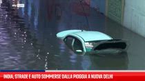 India, strade e auto sommerse dalla pioggia a Nuova Delhi


