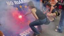 Bologna, proteste contro Meloni: bruciata una bandiera Ue

