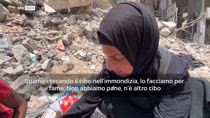 Gaza, donna costretta a rovistare nei rifiuti